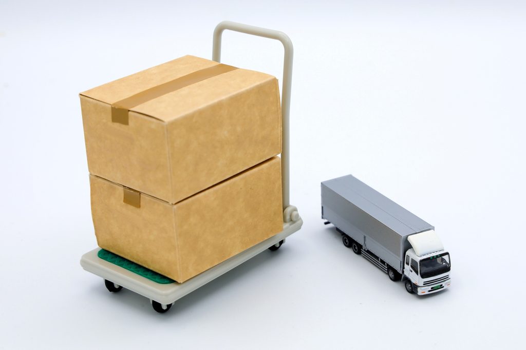ダンボールの荷物とトラック